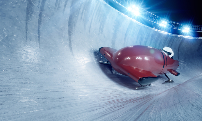 Two or four people sit in a bobsleigh. © Getty images