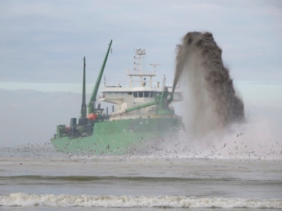 There is a threat to dredge near the Reef to make the sea deep enough for big ships ©Getty Images