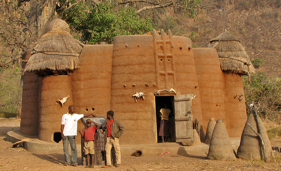 Tata house: Another kind of fortress house. Image from http://mmb.cryst.bbk.ac.uk/homepages/ubcg60a/ghana/art.html