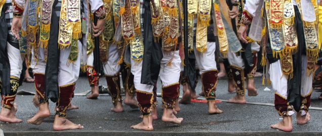 Male dancers wear traditional costumes for dance.© Getty Images