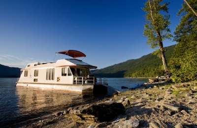 Houseboat on a lake ©Getty Images