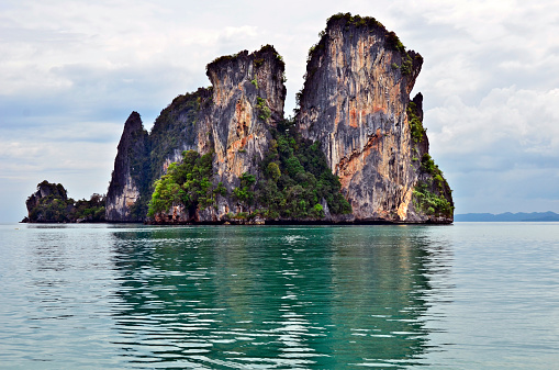 Limestone rock is pushed upwards to form hilly islands. If water seeps through the rock, caves will form. ©Getty Images