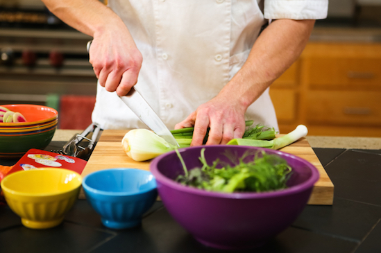 Clean hands are needed while handling food. © Getty Images