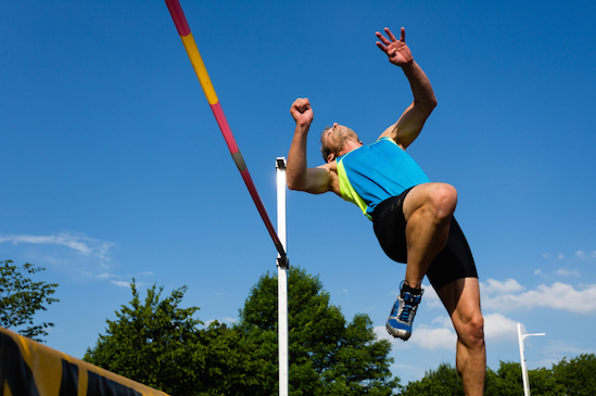 A high jumper takes off from one foot. © Getty images