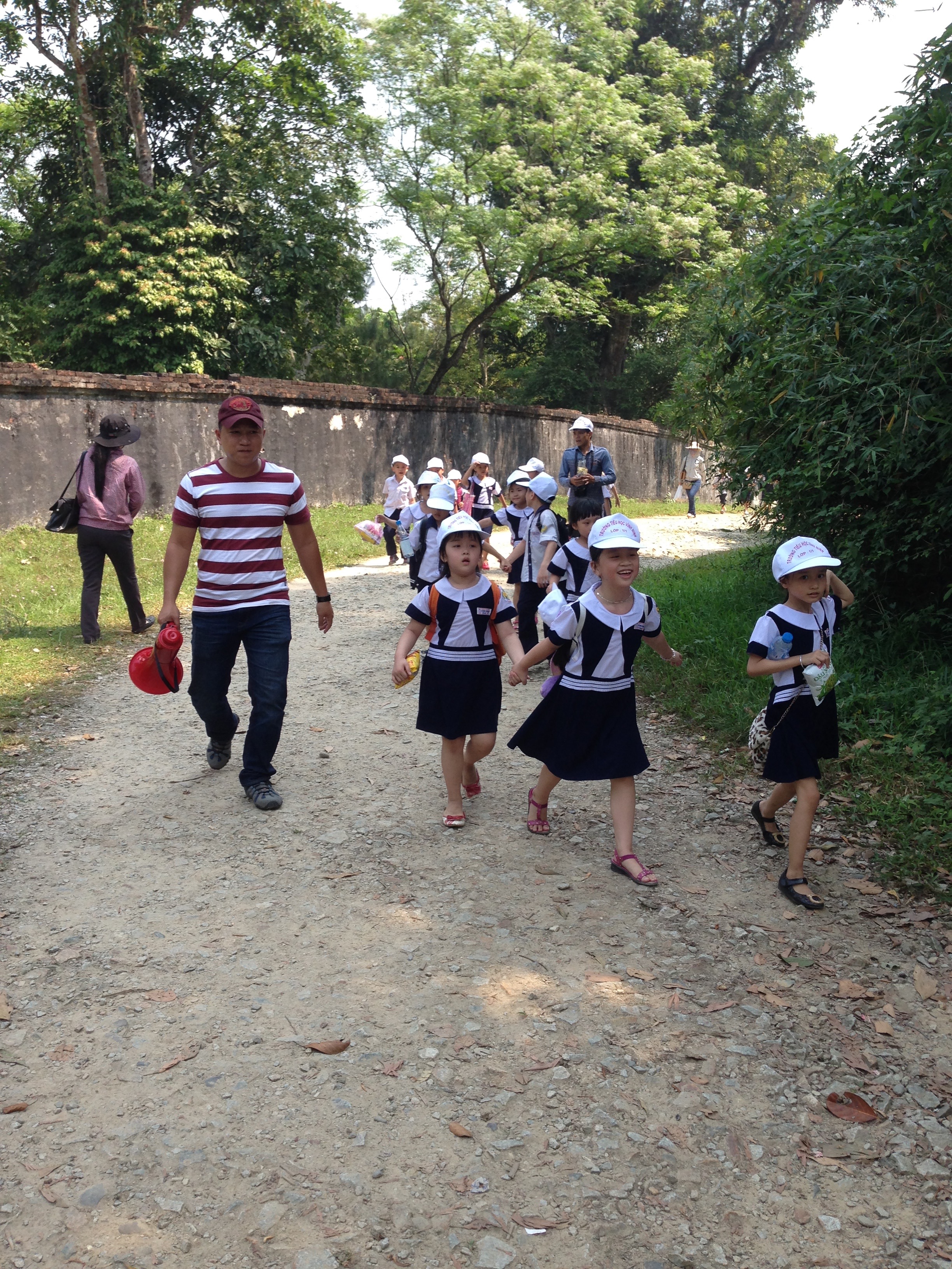Primary school students on an excursion. Photo©kidcyber