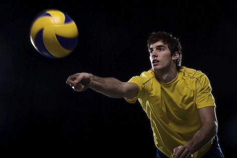 The server sends the ball over the net © Getty Images