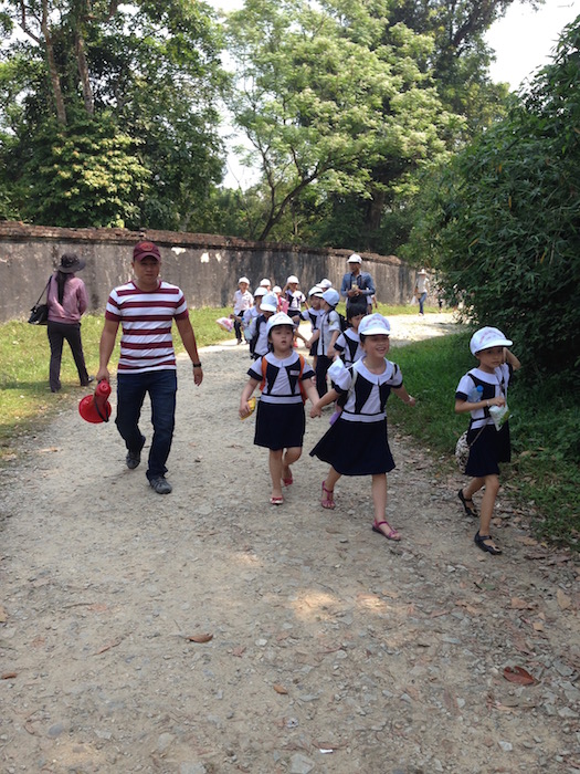 Children in primary school wear uniforms. Image©kidcyber