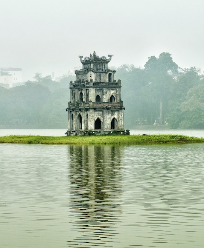 Turtle Tower on Jade Island in Hoan Kiem Lake, Hanoi. Image©kidcyber