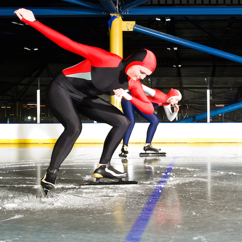 Only two speed skaters compete at the same time. © Getty Images