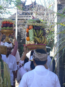 At Hindu festivals the people take offerings to the temple (kidcyber image)