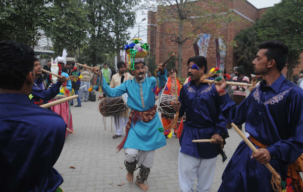 Entertainers and street bands entertain the crowds in the market places. Photo©Getty