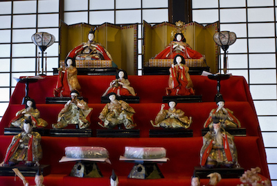 A big doll display with courtiers and musicians to entertain the Emperor and Empress