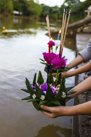 Krathong rafts ready to be set afloat.©Getty