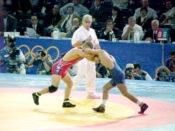 The referee watches to make sure wrestlers obey the rules. © Getty Images