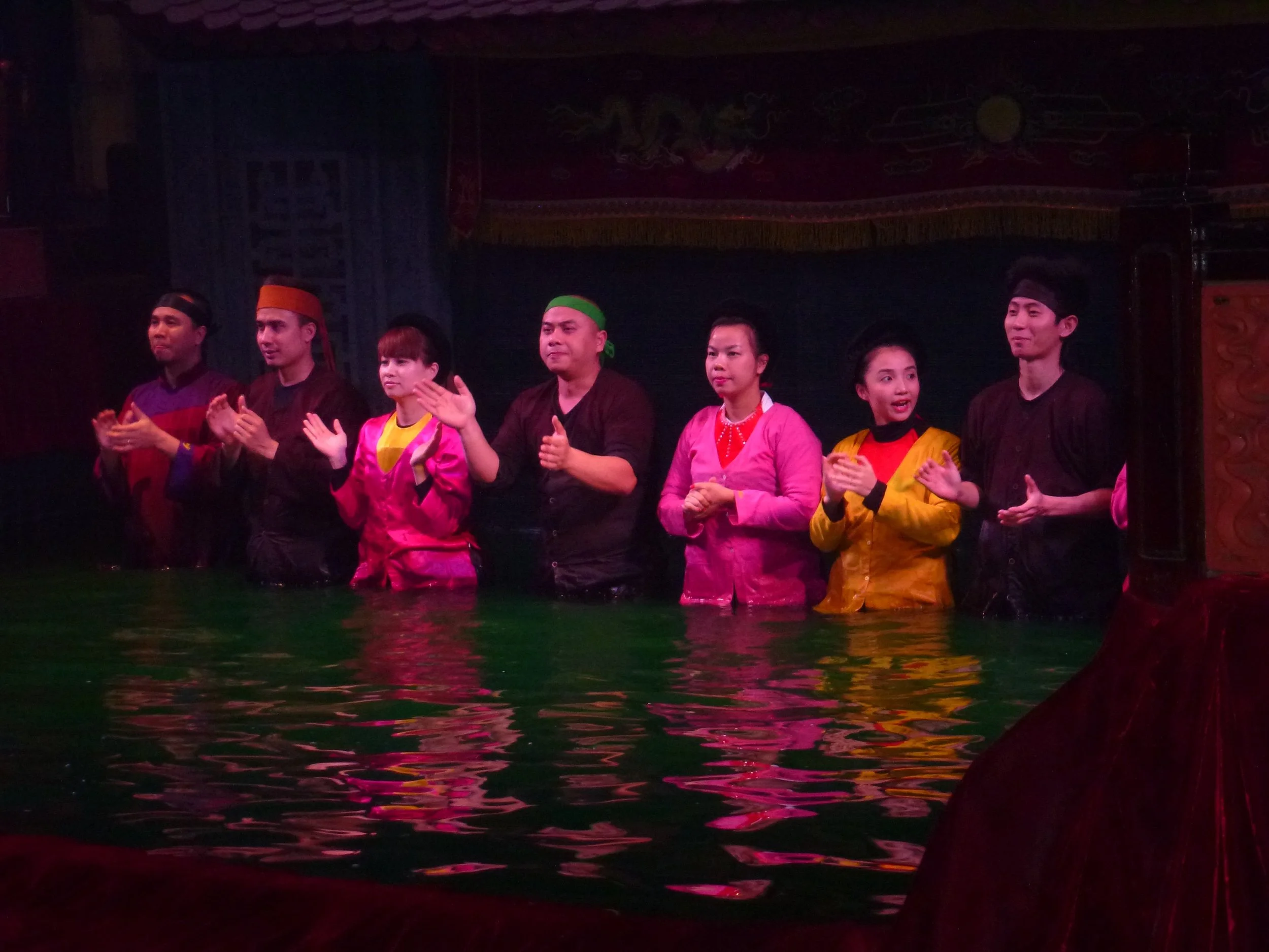 The puppeteers take a bow at the end of the performance. ©kidcyber