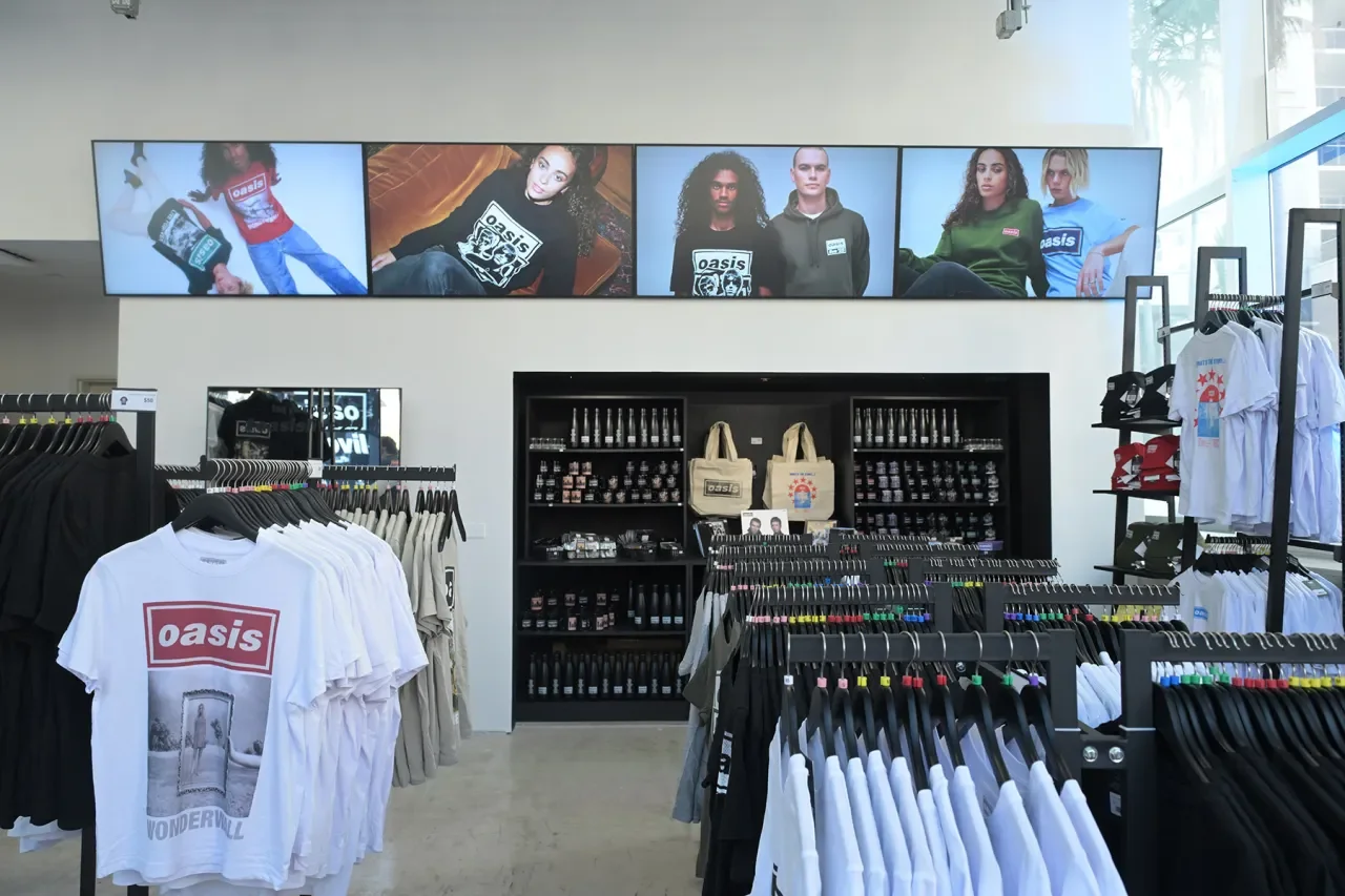 01-oasis-la-fan-store-2025-billboard-1800.webp