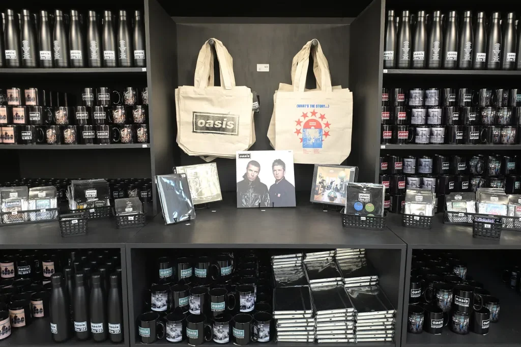 05-oasis-la-fan-store-2025-billboard-1800.webp