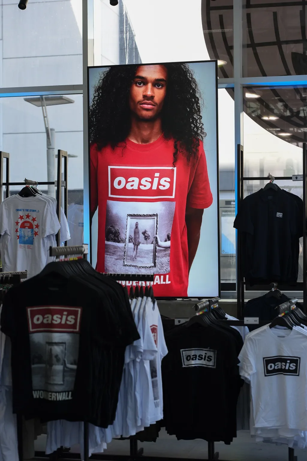 08-oasis-la-fan-store-2025-billboard-1200.webp