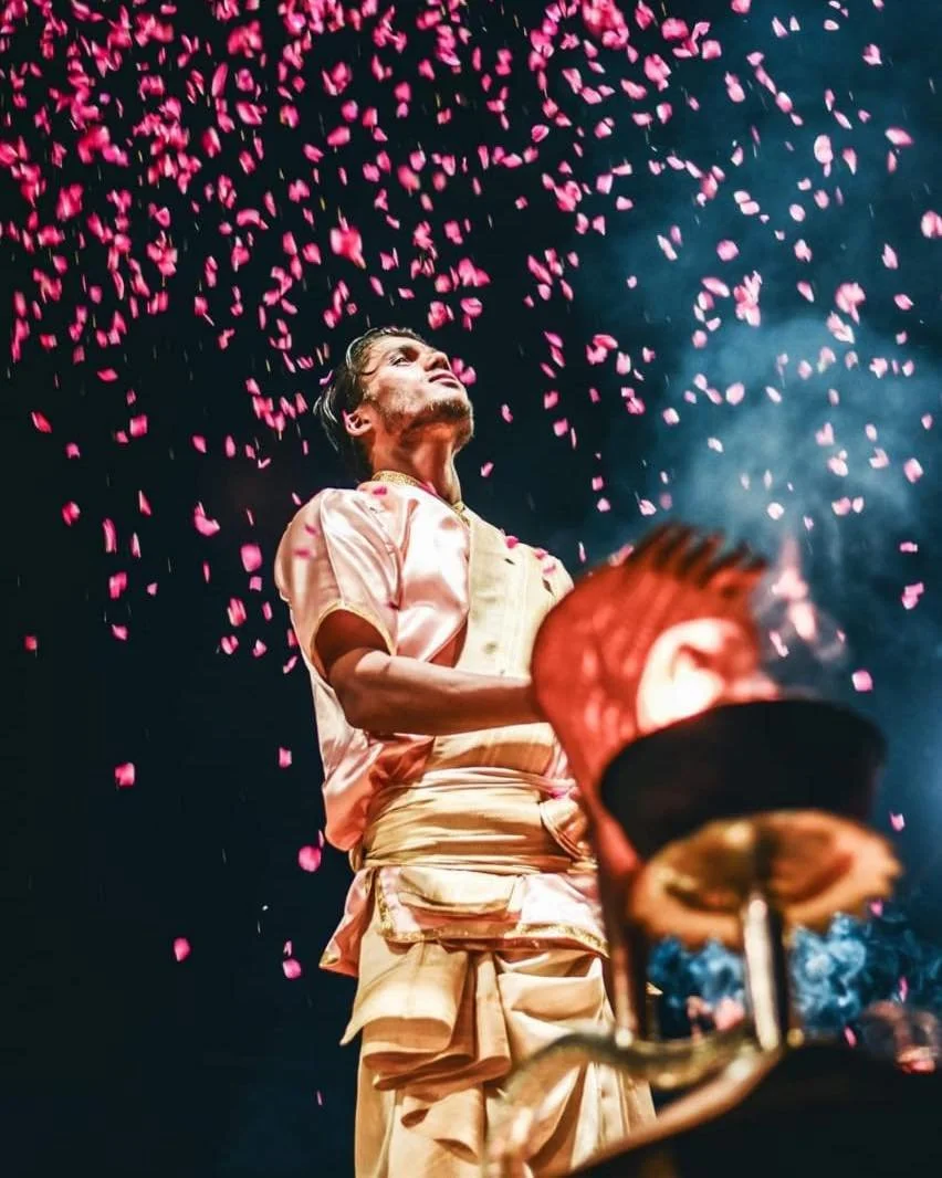 Nth India - Ganga Aarti ceremony at the ghats of Varanasi, pure magic.
When the petals fall and the fire rises, time stands still.
Captured by our wonderful host, Damien.
#foodtour #varanasi #ghatsofvaranasi  #indiatour #Aarti