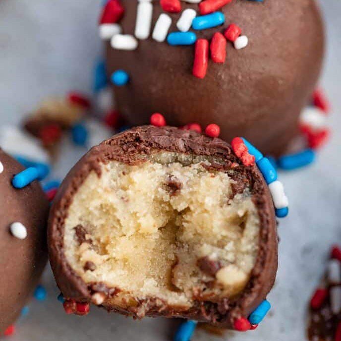 My current obsession: chocolate covered edible keto cookie dough bites! SO EASY and so delicious! Who wants one?! ❤️ Here's how you make it: ⁠⠀
⠀⠀⠀⠀⠀⠀⠀⠀⠀⁠⠀
⠀⠀⠀⠀⠀⠀⠀⠀⠀⁠⠀
Edible Keto Cookie Dough (makes 12 bites)⁠⠀
&bull;&nbsp;6 tbsp of coconut flour⁠⠀
