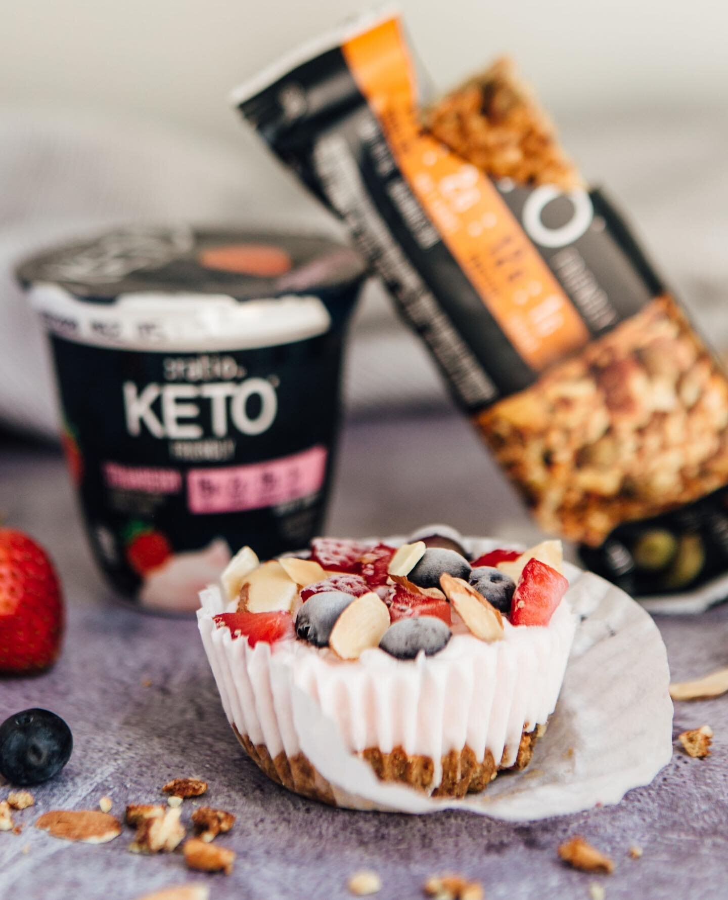 Have you ever made frozen cupcakes?! #ad ❤️I&rsquo;m all about no bake dessert options these days and this one is my new favorite and I love the crunchy bar crust! ⁠⠀
⠀⠀⠀⠀⠀⠀⠀⠀⠀⁠⠀
⠀⠀⠀⠀⠀⠀⠀⠀⠀⁠⠀
Ingredients:⁠⠀
2 cartons of Strawberry :ratio KETO* Friendl