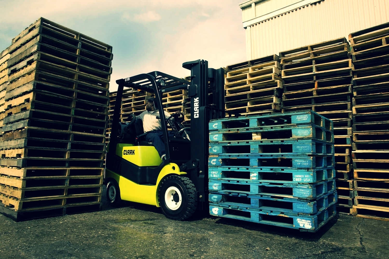 Rent Forklifts Yard Tractors Warehouse Equipment And Containers At Norlift