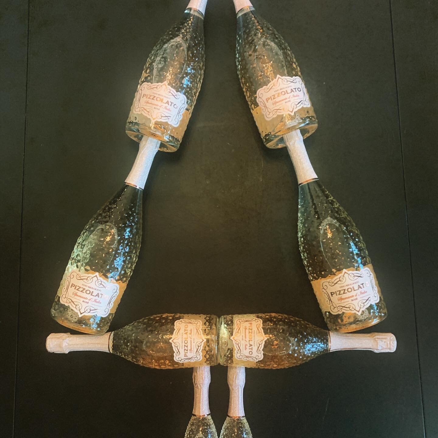 Heerlijke Italiaanse Bio rosé bubbels in een hele stijlvolle fles, in 0,2/0,75/1,5 liter.
Ideaal om je kerstdiner mee te beginnen, het jaar af te sluiten of gewoon zo maar! Vanaf 6 fl (0,75lt) gratis bezorgd in Rotterdam, maar ook per post in de res