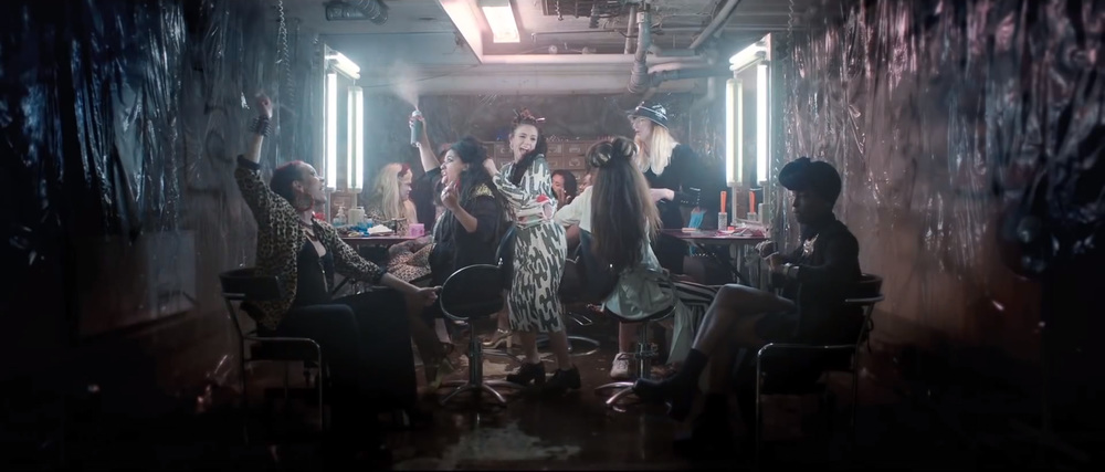 CLEO - GÅ PÅ SALONG (2014) - MUSIC VIDEO Music Video produced by Erik Lundqvist, Isabella Rodriguez and Stefan H. Lindén at Singilaruty Film for Femtastic. The video is directed by Ninja Thyberg. The film was nominated for a King Size Magazine Award in 2015.