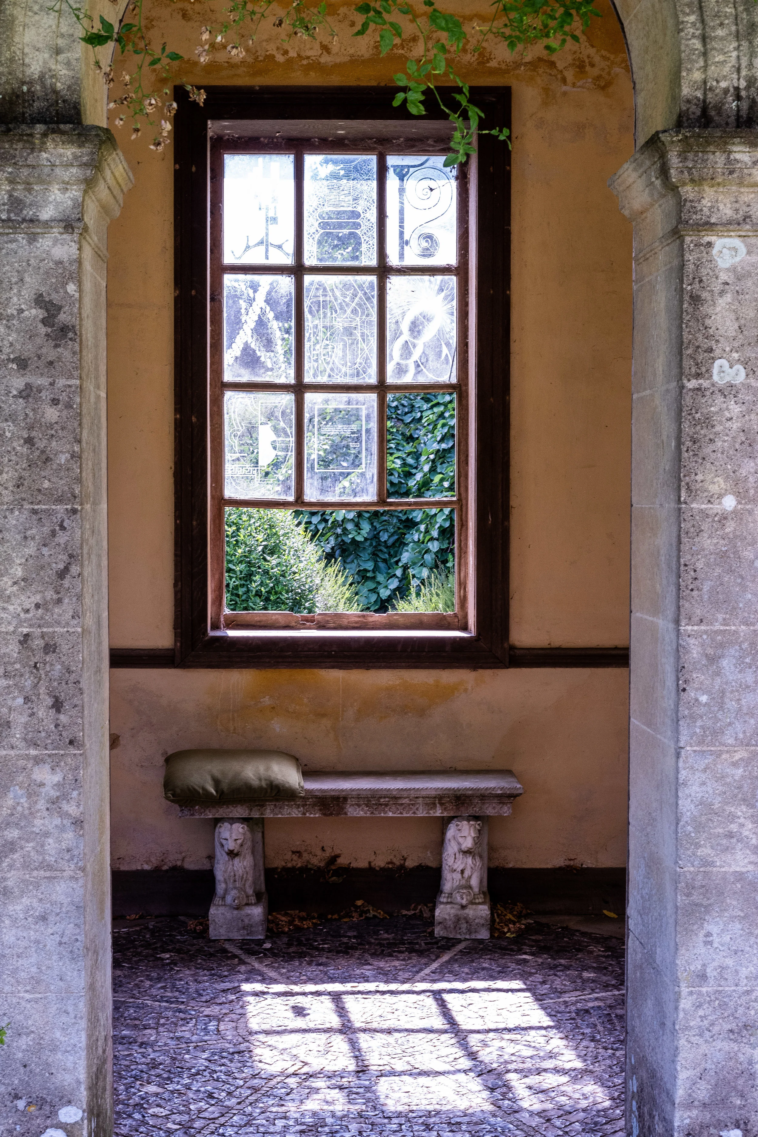 At the end of the pergola, this small room whose window had etched panes.