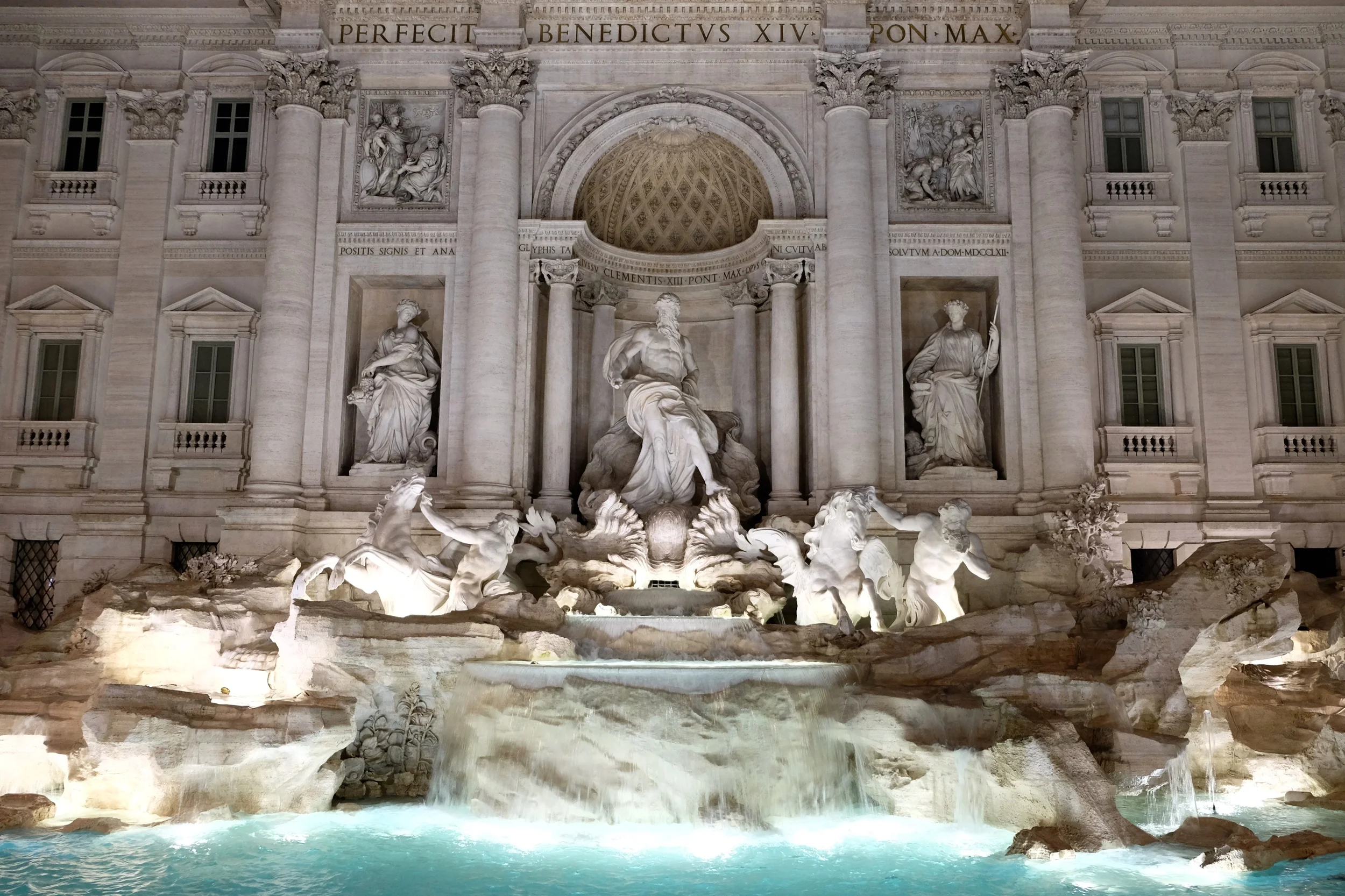 Trevi Fountain, Roma, Italy