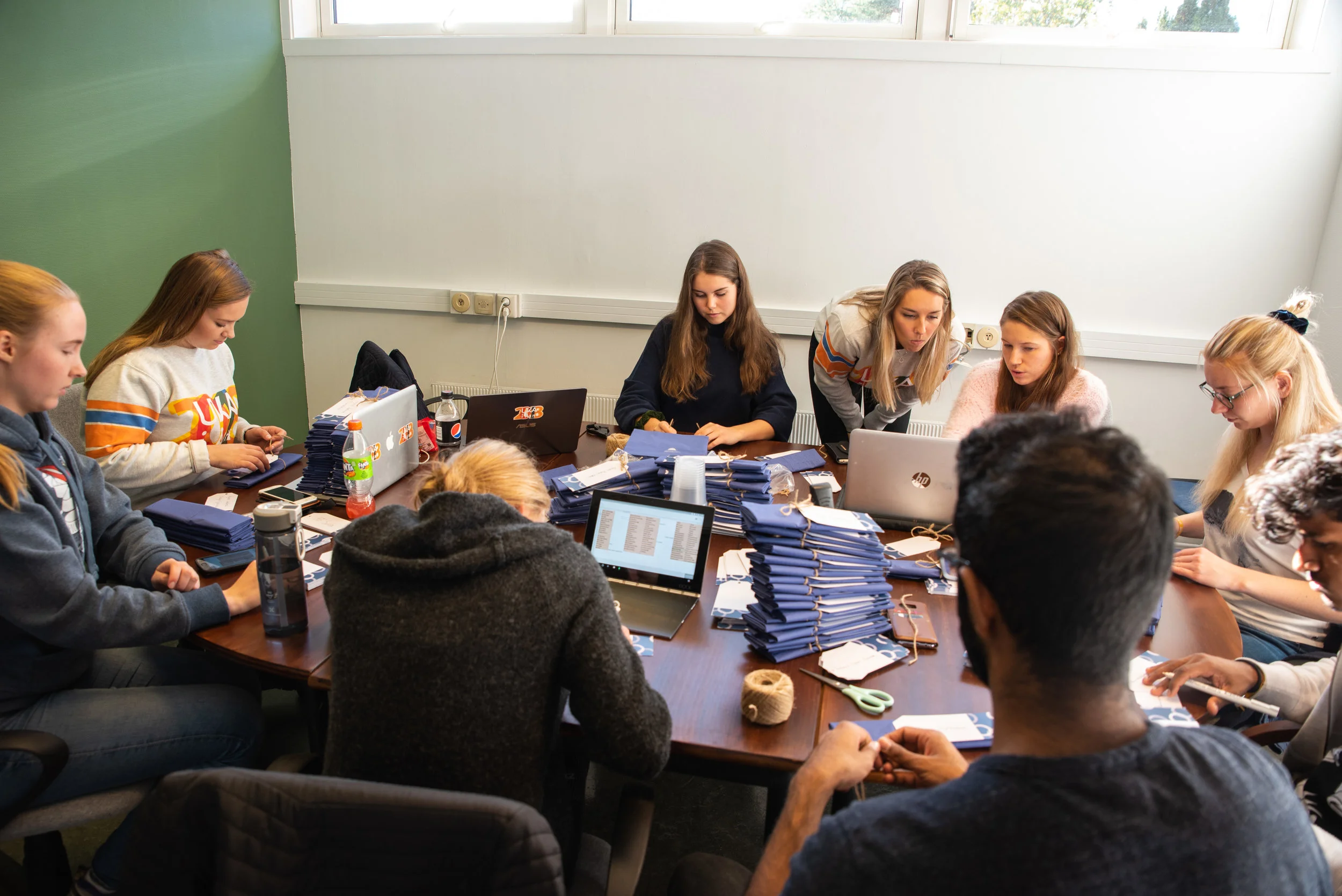Etter mange ettermiddager og kvelder med forberedelser, planlegging og organisering er denne gjengen klar til å ta deg i mot på student- og URpremieren på UKErevyen - startskuddet for UKA i Ås 2018 . Foto: UKA i Ås.