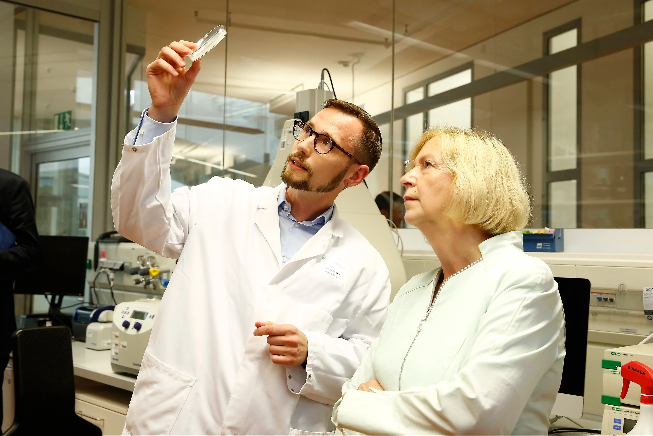 Visit by the German Federal Minister of Education and Research Johanna Wanka at MPI Age during her summer tour 2016.