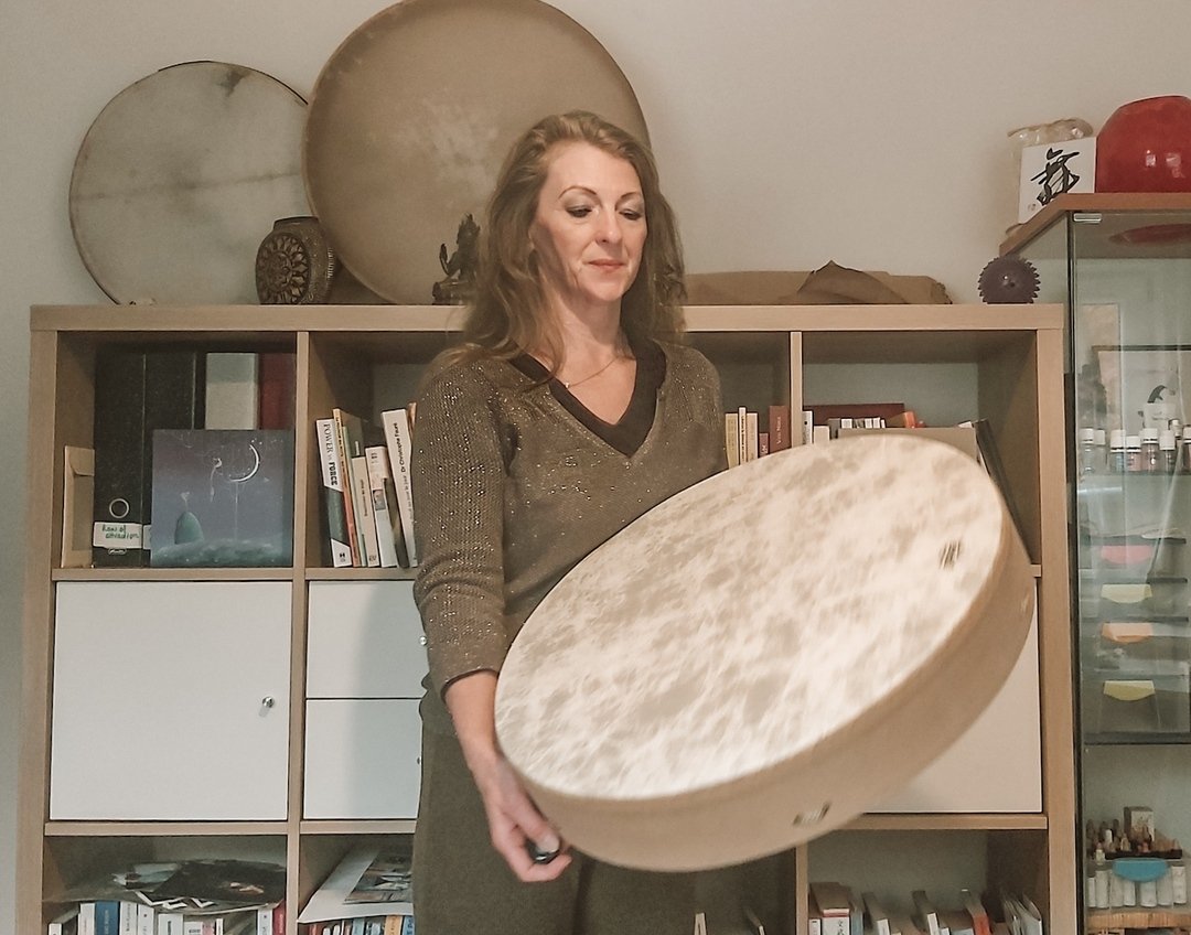 🪘 Holding my shamanic drum in my office feels like holding a bridge between worlds. Its rhythm carries ancient wisdom and brings a grounding energy into the space.

Whether I use it for a therapy session or to align my own energy, the sound of the d