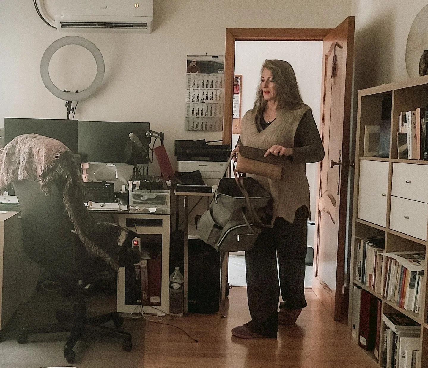🚶&zwj;♀️ Walking into my office, arms full&mdash;because every day calls for different tools, new stories, and fresh energy. 💼✨

From my shamanic drum to a cozy blanket, and of course the perfect tea 🍵, every detail helps create a sacred space whe
