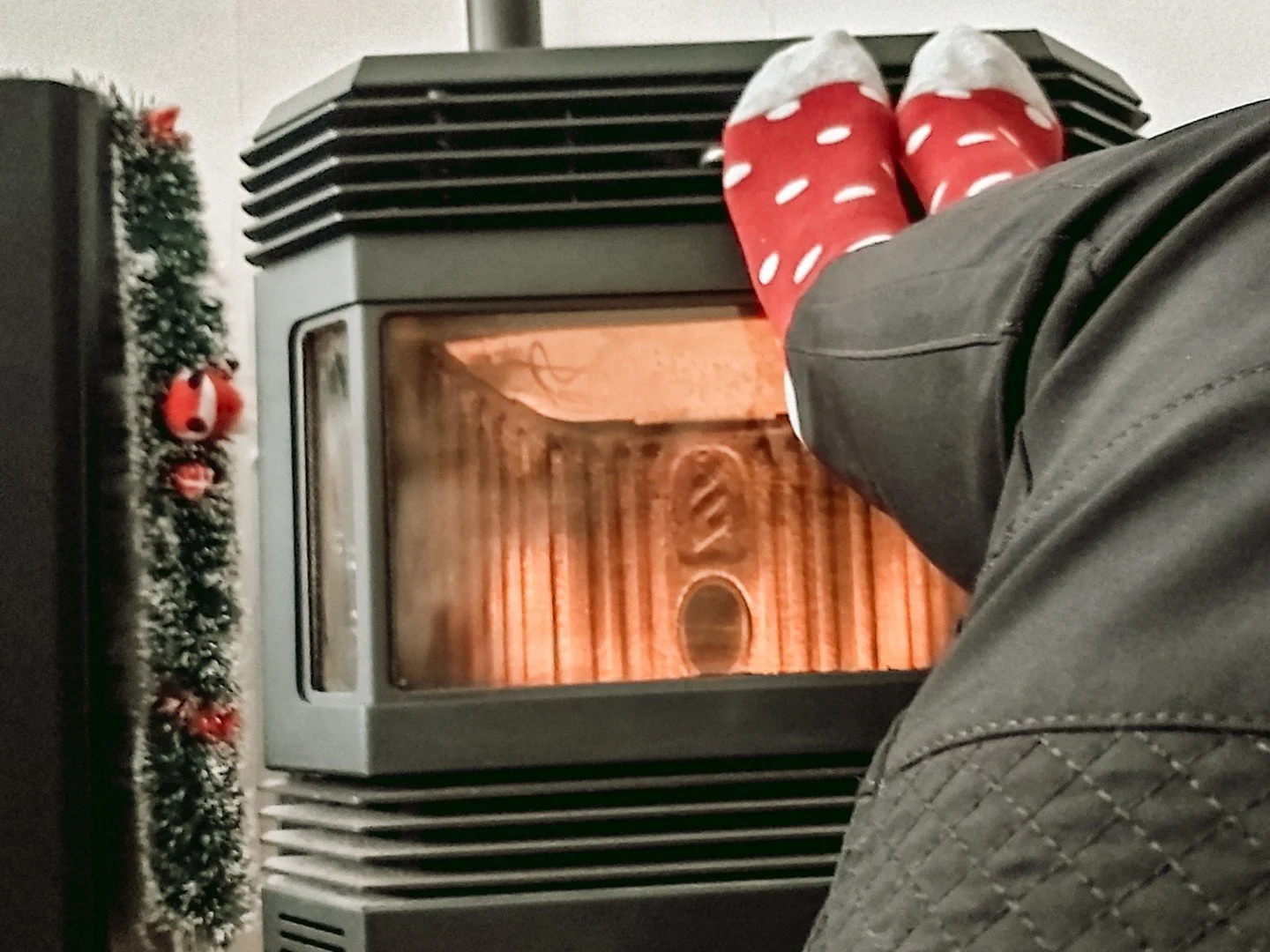 🔥❄️ My pellet stove is my winter bestie&hellip; because if there&rsquo;s one thing I cannot stand, it&rsquo;s cold feet! 🥶🦶

For years, I lived with Raynaud&rsquo;s Syndrome&mdash;my hands and feet were always frozen, no matter how many socks I la