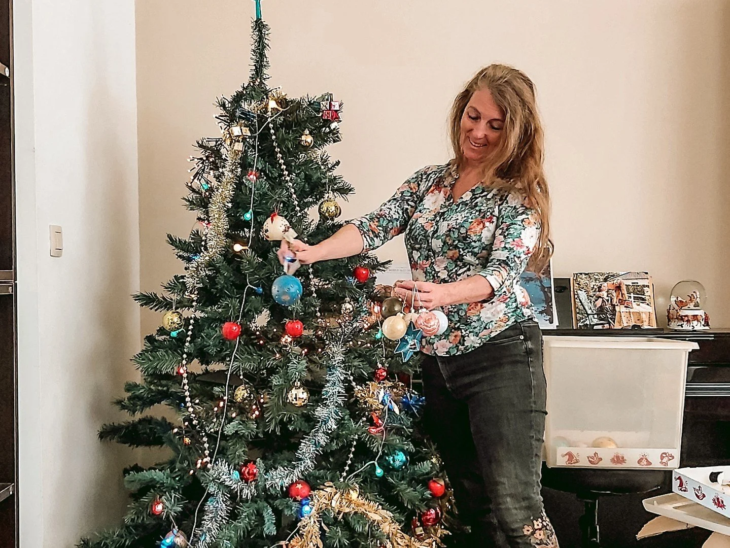 🎄✨ Just when I swore my Christmas tree was finished&hellip; I stumbled upon one more ornament that just had to be there. 🌟

Funny how there&rsquo;s always room for &ldquo;just one more,&rdquo; right? For me, that last little touch keeps the magic a