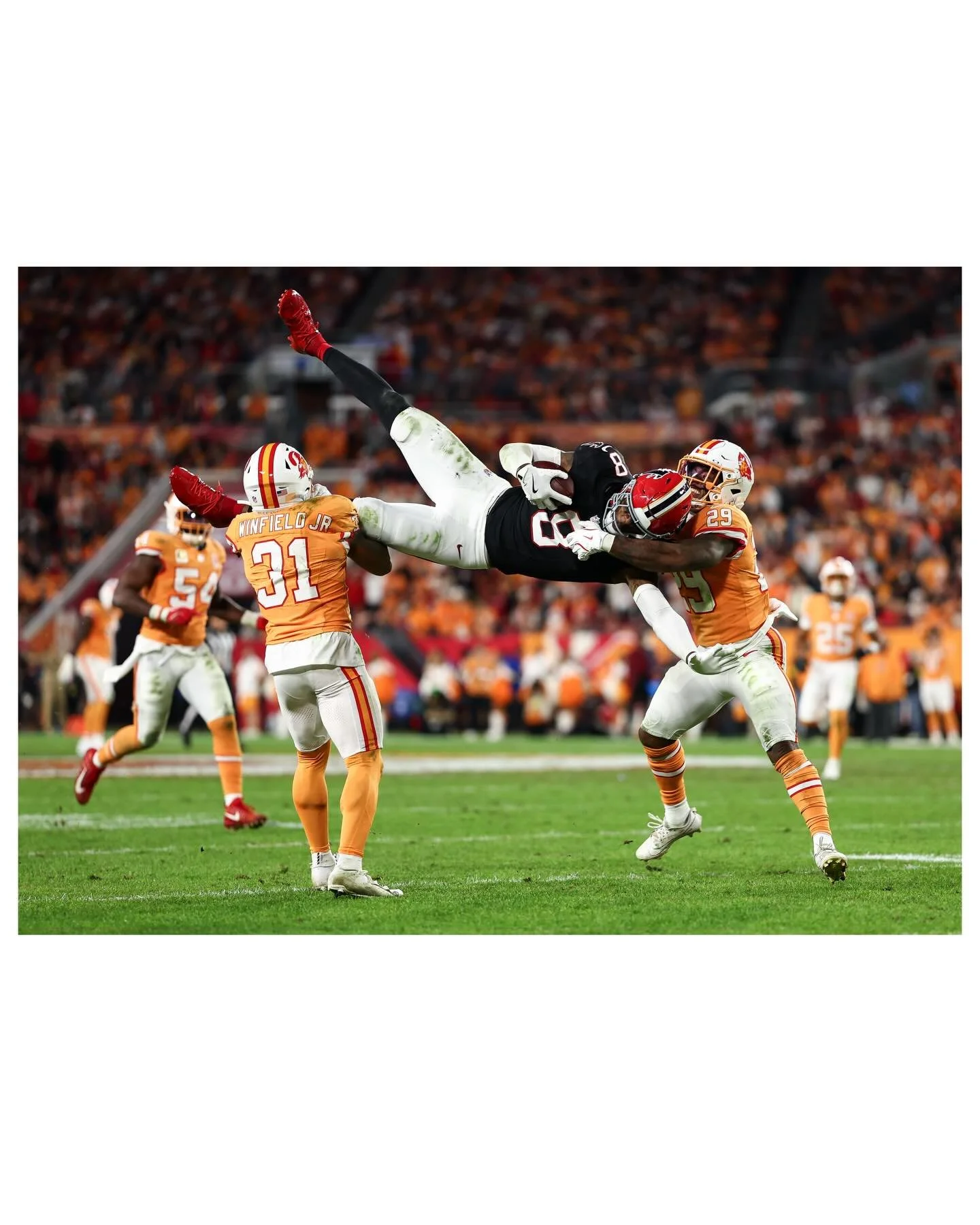 Uniform matchup of the year: Falcons stun the Bucs with a wild 4th quarter comeback, Kyle Pitts scores 3 touchdowns, and Mike Evans and Jalen McMillan make strong returns from injuries (📸: NFL)