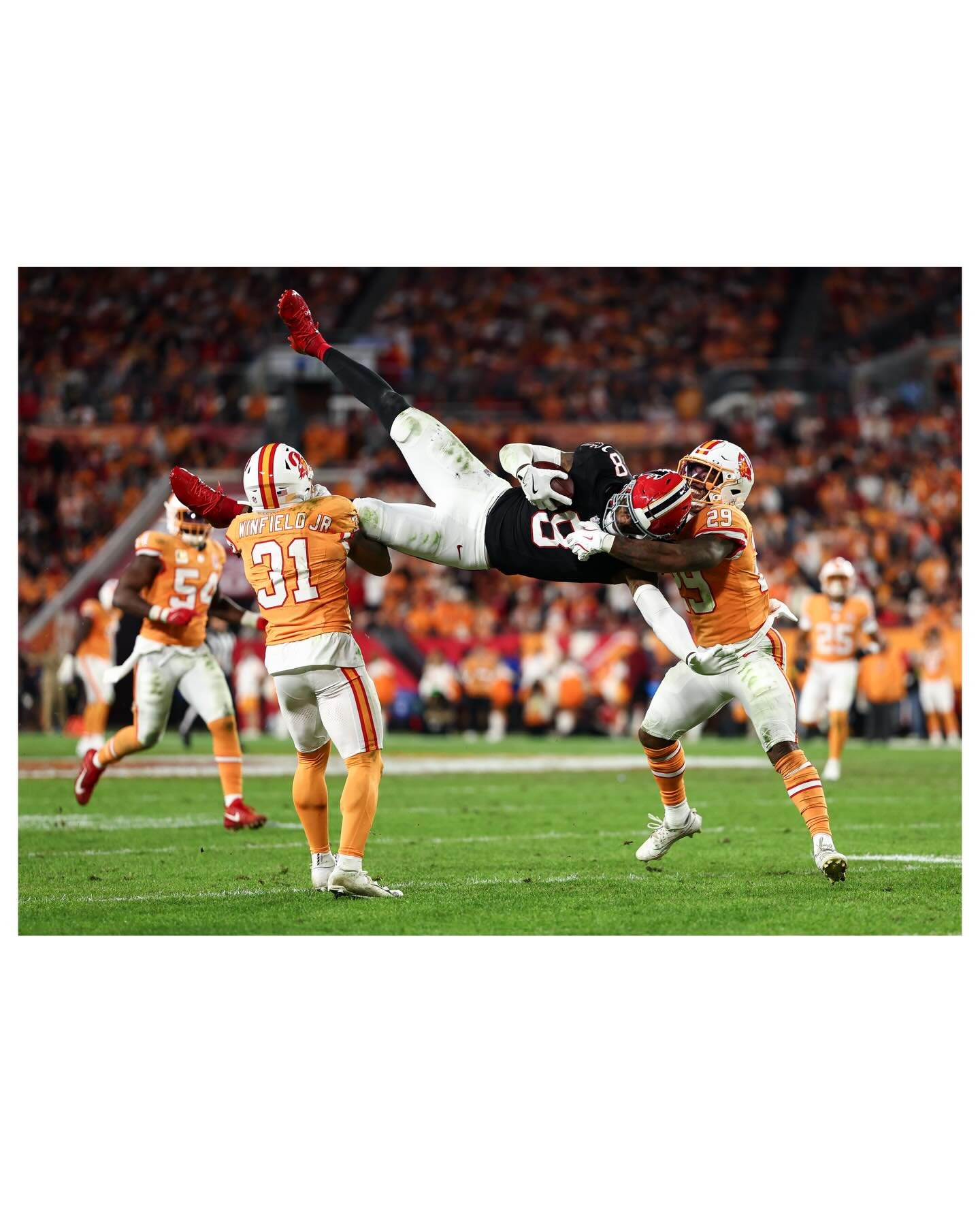 Uniform matchup of the year: Falcons stun the Bucs with a wild 4th quarter comeback, Kyle Pitts scores 3 touchdowns, and Mike Evans and Jalen McMillan make strong returns from injuries (📸: NFL)