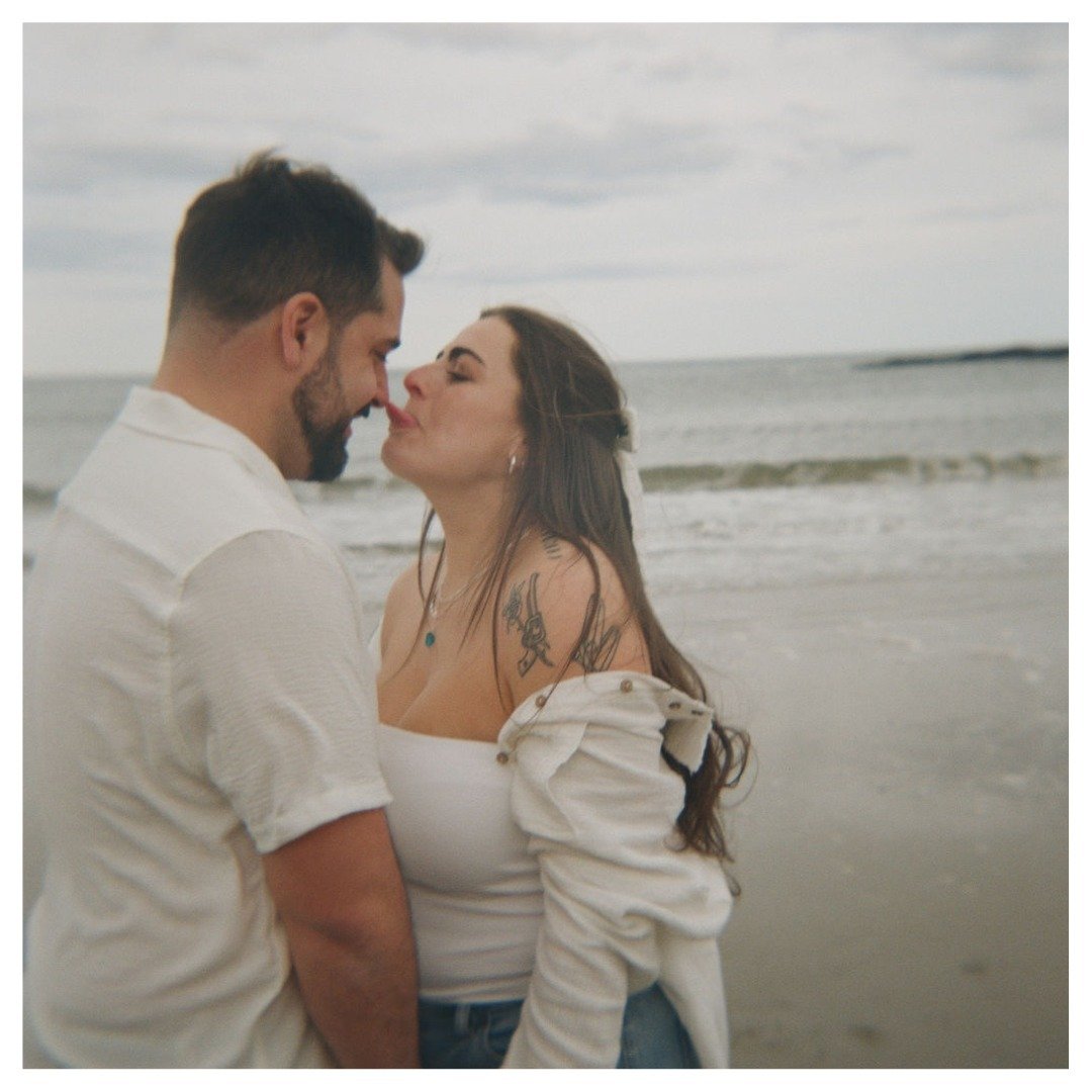The Holga. Always a fave to experiment with. Something about the soft focus on the edges especially at a beach session makes the images so dreamy and ethereal. 

@thedailyholga
@kodak Gold 200
dev &amp; Scan @nicefilmclub 

#maineengagement #mainefil