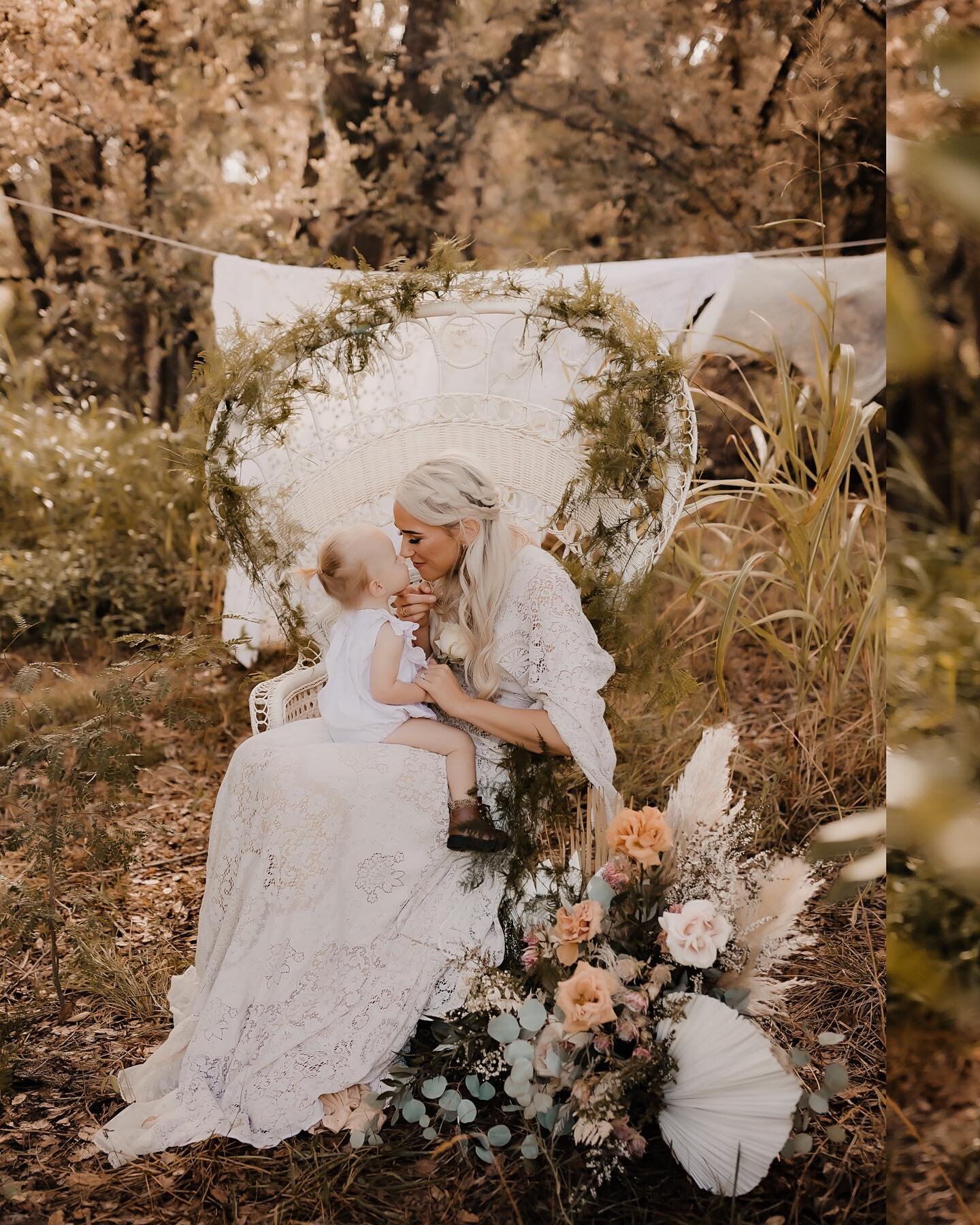 Just a little obsessed with this whole set up!!
Cutest Family @theduffendacks 
Amazing florals @havilahbyvictoria 
Hair and Makeup by the talented team @lovestruckartistry @makeup_by_cali