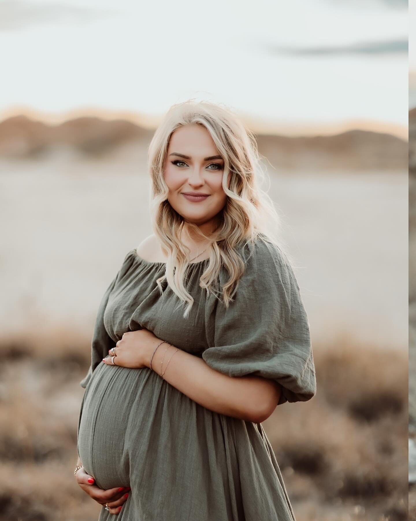The absolute hardest thing about taking pictures of @roseanna_wiebe is narrowing down ones to share because I end up obsessing over every single one!! She is the most gorgeous human on the planet and I am sooooo freaking excited for this baby!!! 

🩷