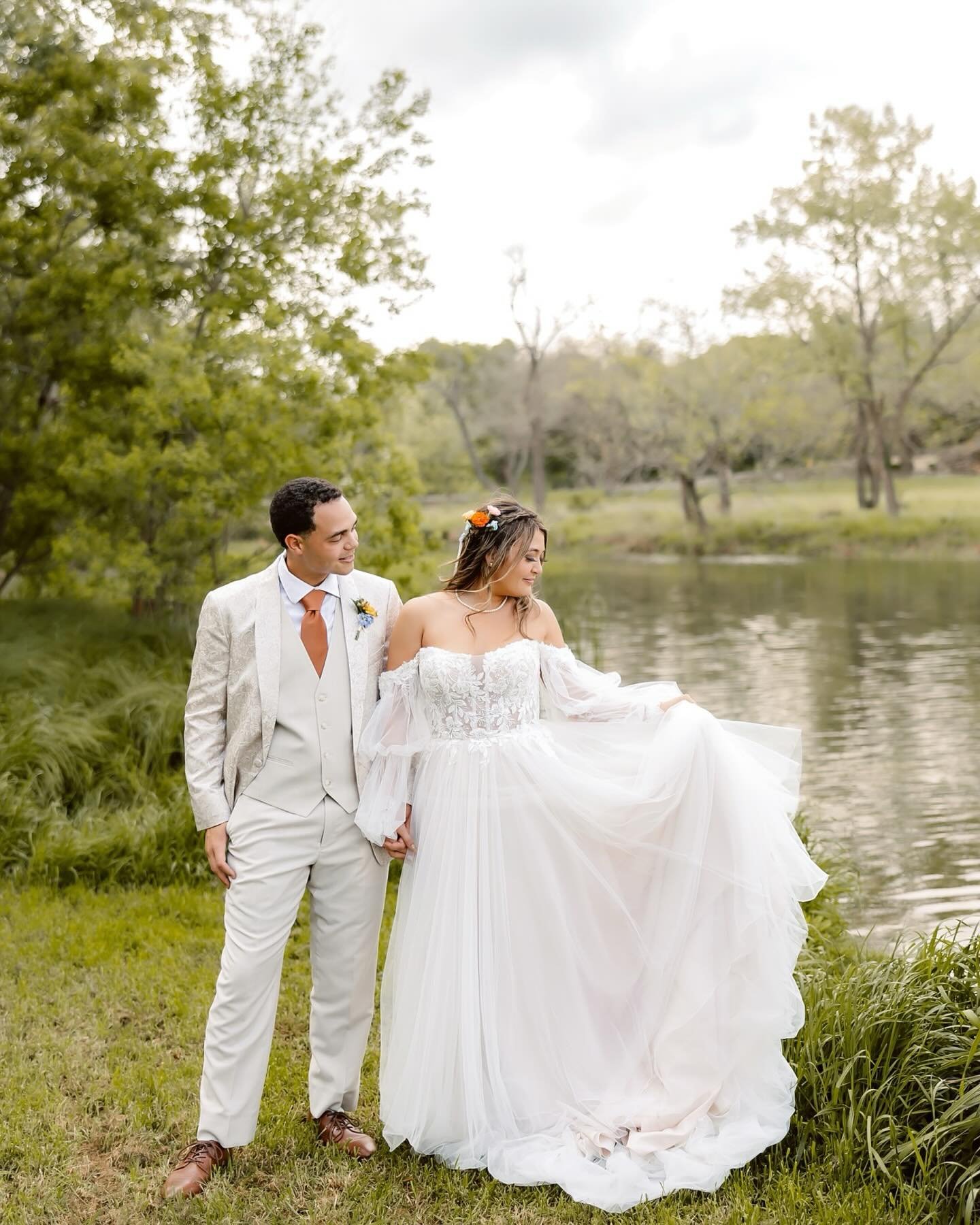 💕🥂Mr. &amp; Mrs. Kahlich🥂💕 such a gorgeous couple and wedding!!!! LOVE shooting at @cypressfallseventcenter 💕