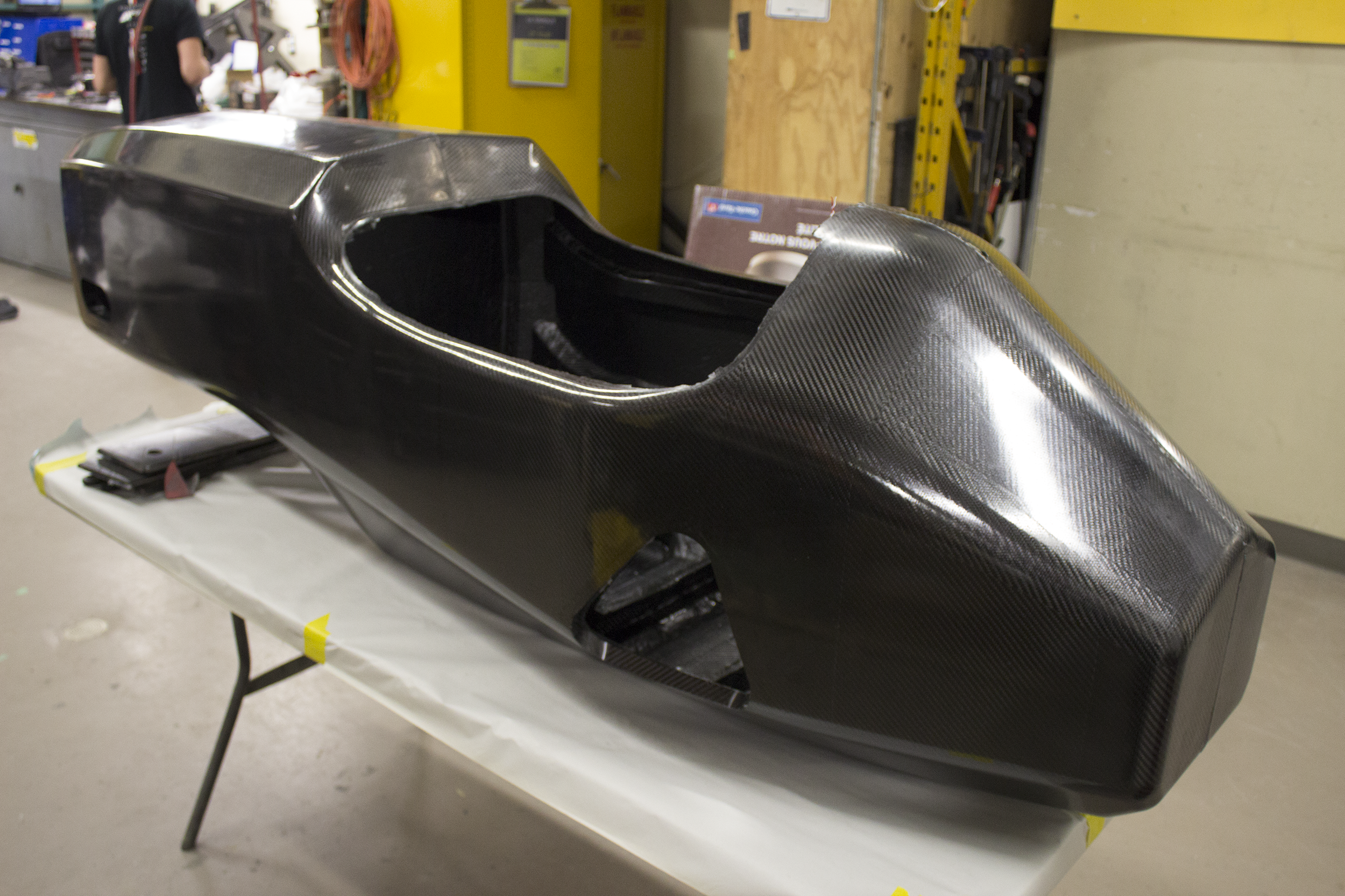Après une semaine de dur labeur, l'équipe du châssis revient avec une grosse surprise! After a hard week of work, the chassis and composites team come back with a big surprise!