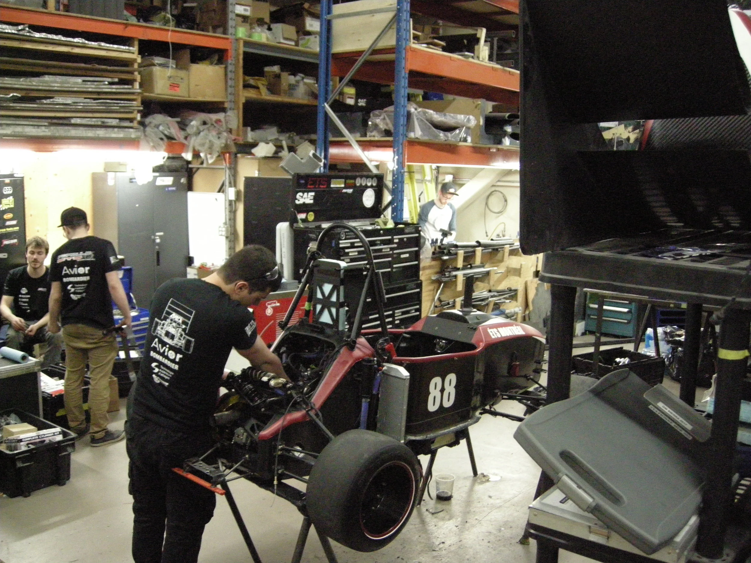Dernière préparation avant le grand départ. Nous travaillons jour comme nuit puisque nous auront tous du repos lors du trajet. -- Final tweaks before the big day. The team is working day and night since there is a lot of time for rest during the travel.