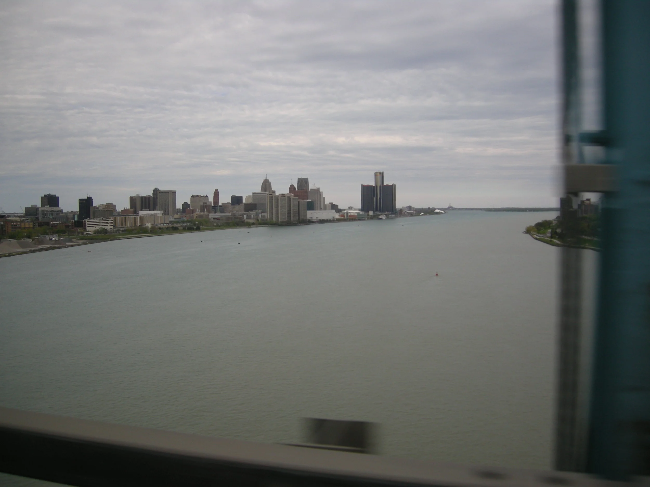La magnifique vue de Winsor en direction de Détroit. Neuf heures d'écoulées, plus que trois! -- The stunning view we had when we were crossing from Winsor to Detroit. Nine hours of travel completed, which means only three to go!