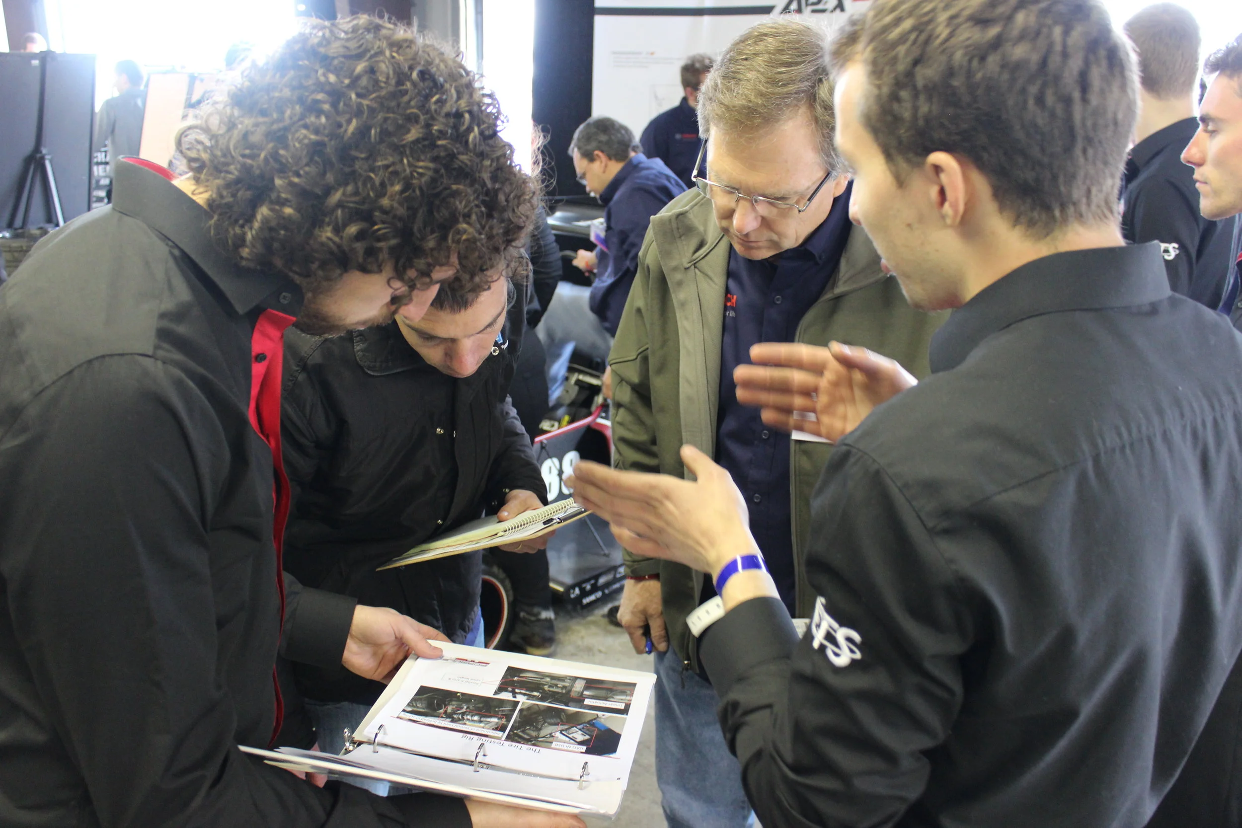 Grâce à Quentin et Léandre, on impressionne les juges avec la dynamique de notre véhicule lors de l'épreuve d'ingénierie. -- Judges are impressed by the vehicle's dynamics explained by Quentin and Leandre during the engineering design event.