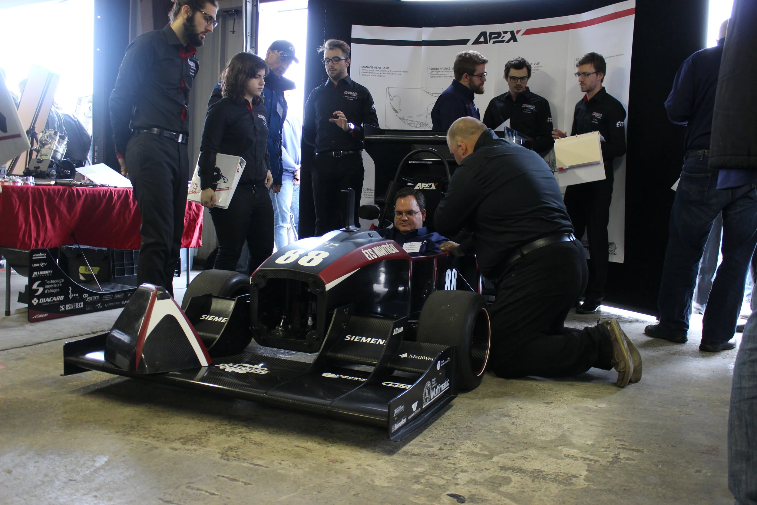 Un juge de châssis s'assoie dans la voiture pour évaluer son ergonomie. Cette année, nous avons mis l'accent sur l'ergonomie du pilote et le juge semble bien aimer l'expérience. -- A chassis judge sits in the cockpit in order to evaluate its ergonomy. This year, we emphasized on the pilot's ergonomy and we think the judge actually enjoyed it.
