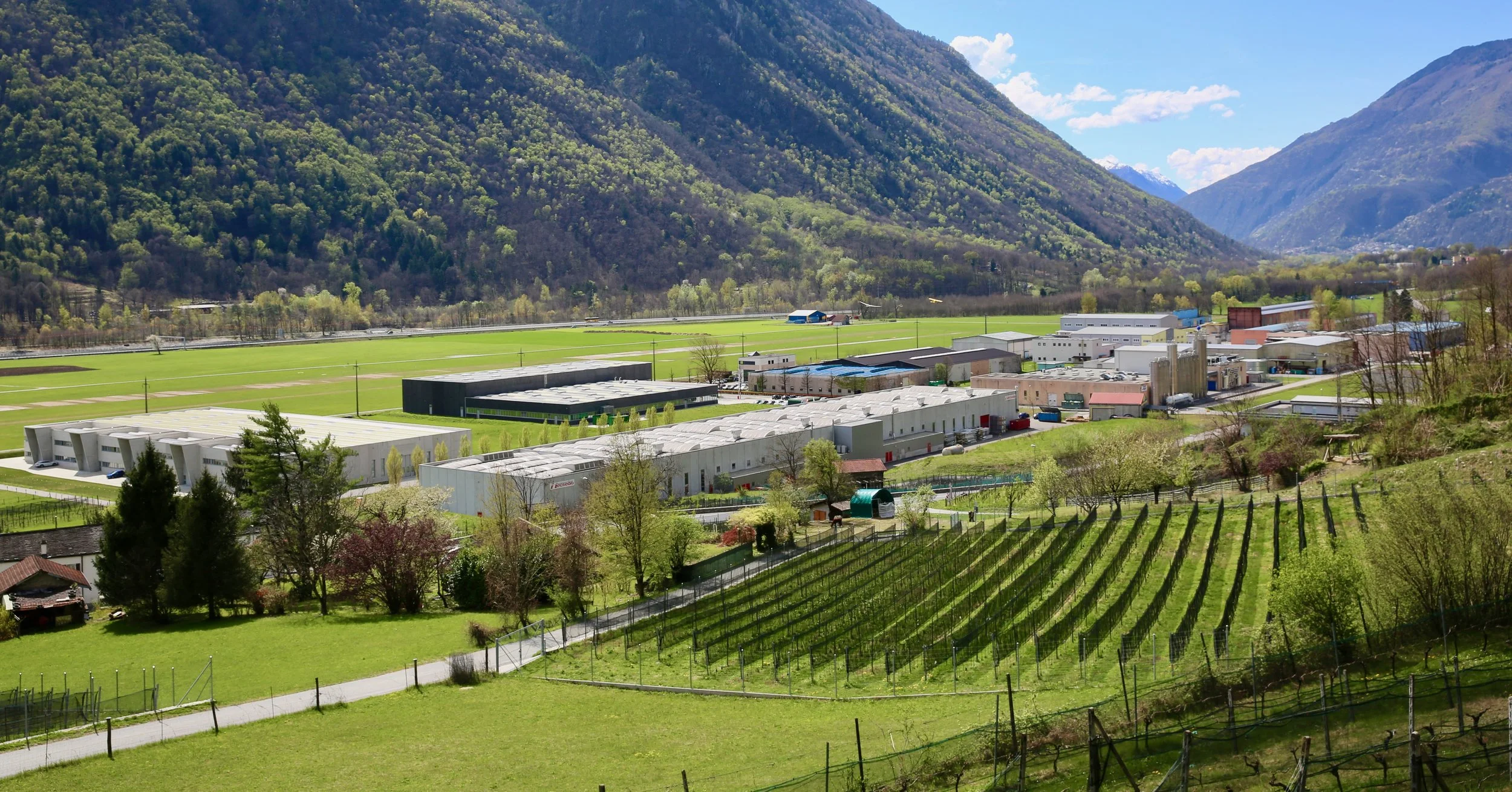 Scorcio della zona industriale sviluppatasi a San Vittore, dove non tutti i complessi purtroppo sono riusciti a portare i valori aggiunti e la manodopera promessa da imprenditori e politici al momento dell’acquisizione dei terreni. Un ulteriore sviluppo dell’area auspicato anche dal Cantone quale polo di sviluppo industriale su parte dei terreni dell’ex aeroporto militare (espropriati tanti anni fa per pochi soldi ai contadini) ha ricevuto il veto dell’Assemblea comunale, propensa a conservare l’area per la salvaguardia dei terreni agricoli. (foto Lino Succetti)