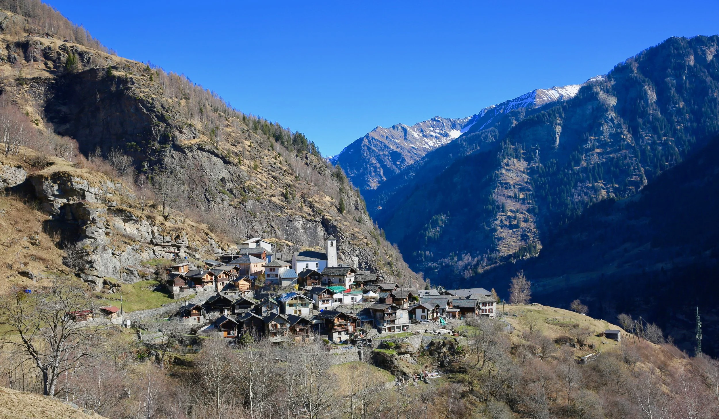 Sguardo sul villaggio di Landarenca che si trova ad un'altitudine di 1252 metri sul mare su una terrazza nella parte destra della Val Calanca. Il paese fino al 1980 era autonomo, poi si è unito con Arvigo. Landarenca è raggiungibile solo a piedi o con una teleferica. (foto Lino Succetti)