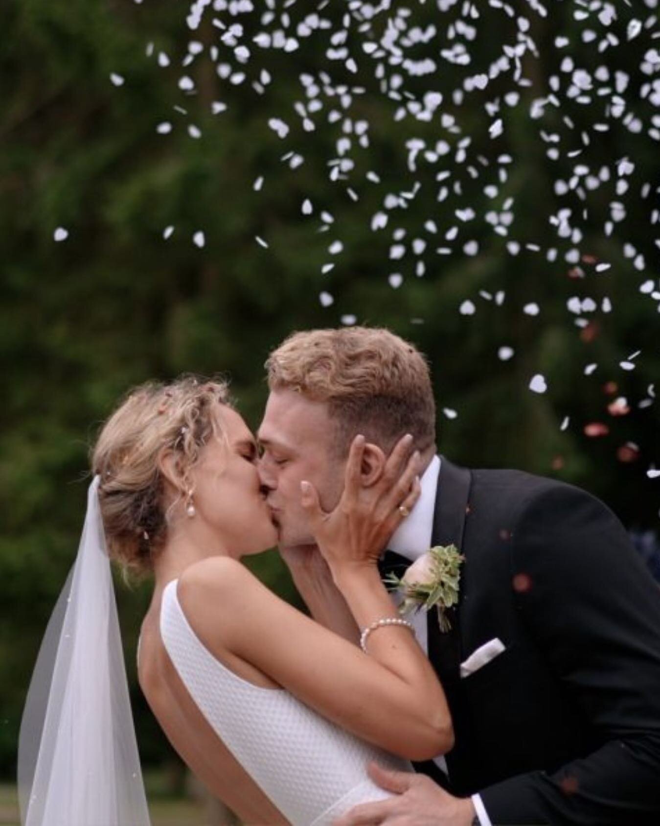 💋 Sealed with a kiss 💋 

And a round of applause from your family &amp; friends 👏 

The first kiss for newlyweds is a magical and unforgettable moment at every wedding. 

Whilst you enjoy the special moments of your wedding day, our professional a